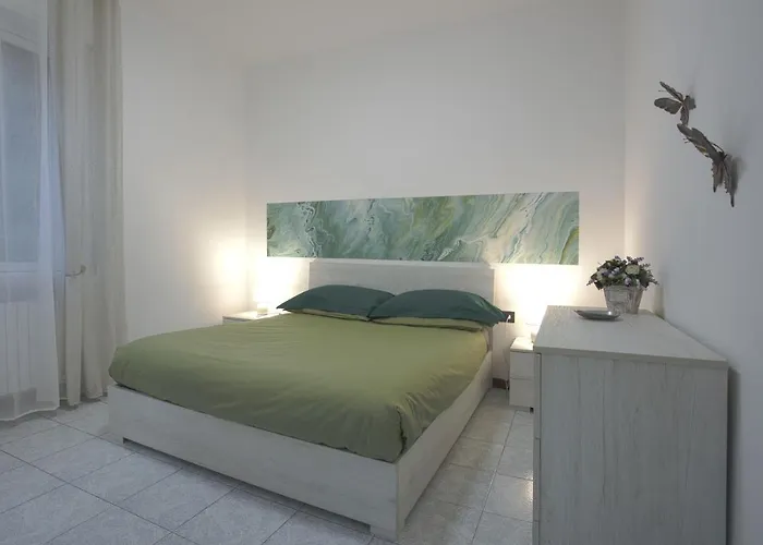 Di Lecco - Parcheggio Gratuito - Stazione Ferroviaria アパート カロルツィオコルテ