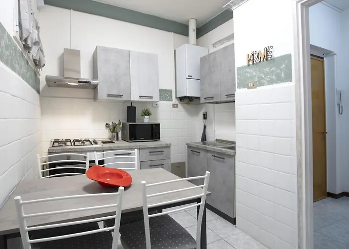 Di Lecco - Parcheggio Gratuito - Stazione Ferroviaria アパート *